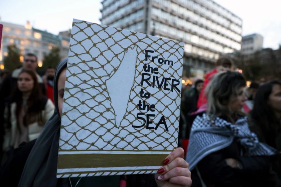 Eine Demonstrantin trägt den Slogan «From the River to the Sea» auf einem Plakat an einer pro-palästinensischen Kundgebung in Belgrad.