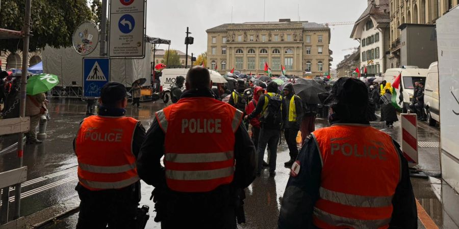 Die Polizei ist präsent und beobachtet das Geschehen aufmerksam.