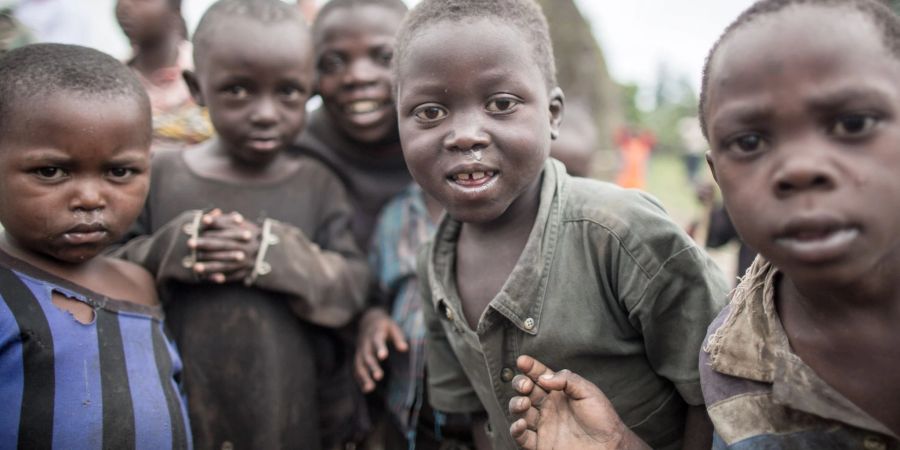 Kinder aus dem Kongo blicken neugierig in die Kamera. In der Demokratischen Republik Kongo werden die meisten Verletzungen von Kinderrechten weltweit verzeichnet.