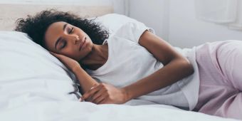 schöne frau im pyjama schläft, bett