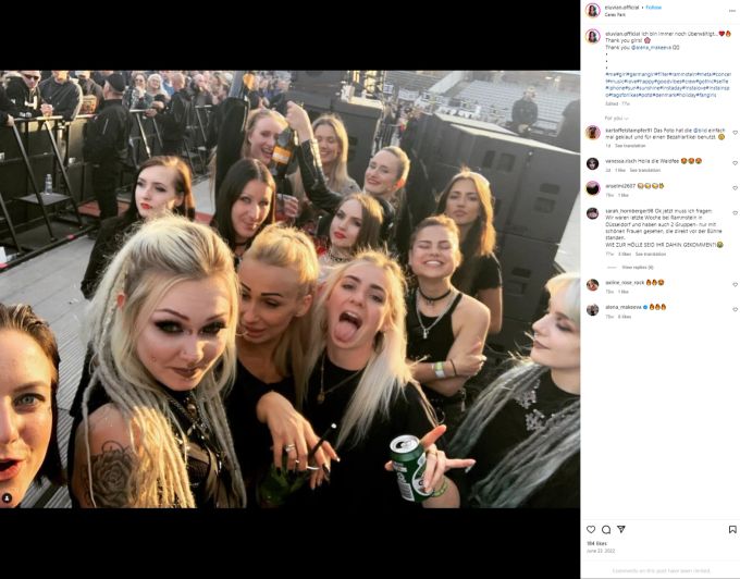 Joelle Marie Jaracz steht hinten rechts. Sie trägt offene Haare und ein schwarzes Shirt. Joelle Marie Jaracz