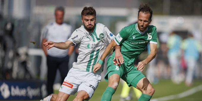 Betim Fazliji (links) kämpft gegen Yverdons Anthony Sauthier um den Ball. fc st.gallen