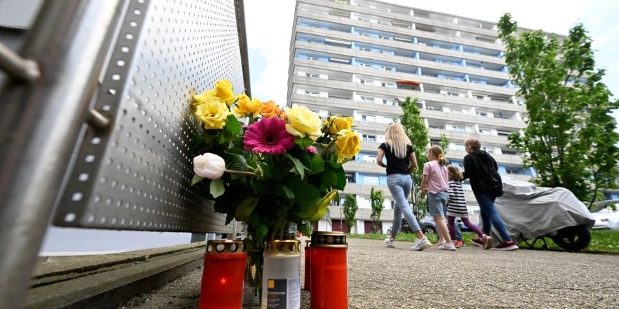 Bürger haben zum Gedenken an die Opfer der Explosion in einem Hochhaus im Mai Kerzen und Blumen niedergelegt.