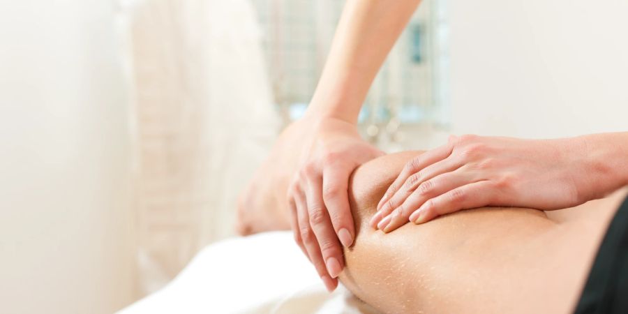 Patient in der Physiotherapie-Massage