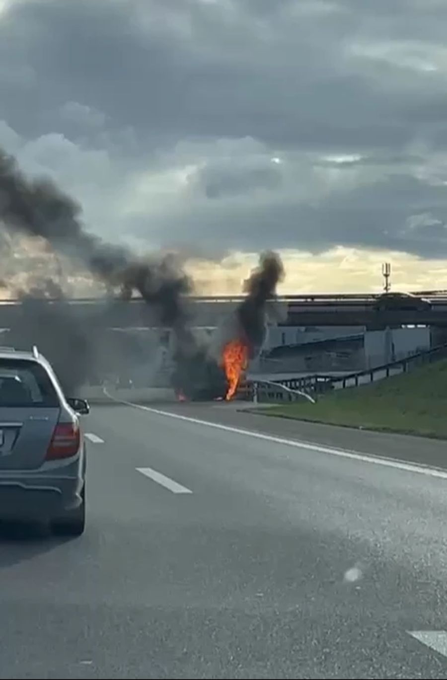 Ein Lieferwagen auf der Autobahn A1 brennt.