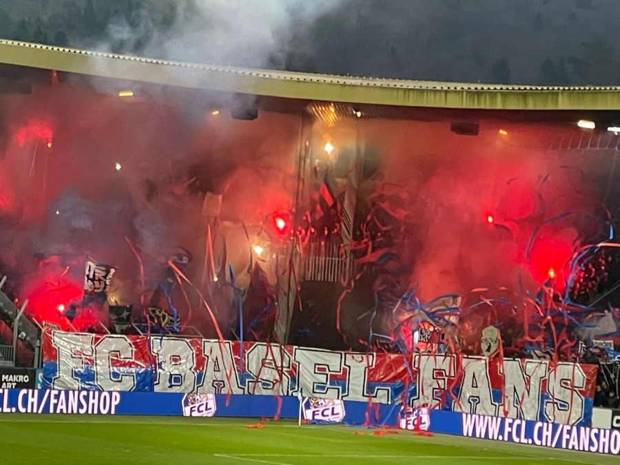 Das Team ist ersatzgeschwächt – die Fans sind aber in grosser Zahl im Gästeblock.