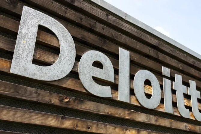Schriftzug Deloitte Gebäude Fassade