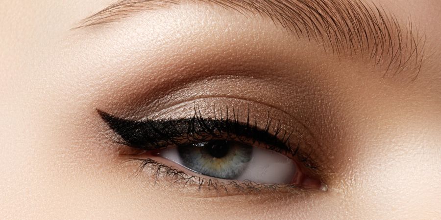 Weibliches Auge mit schwarzem Eye-Liner Make-up.