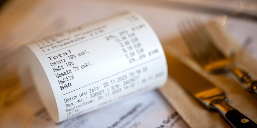 Dem Wirtschaftsforschungsinstitut Ifo zufolge wollen vor allem Gastronomen die Preise spürbar erhöhen.
