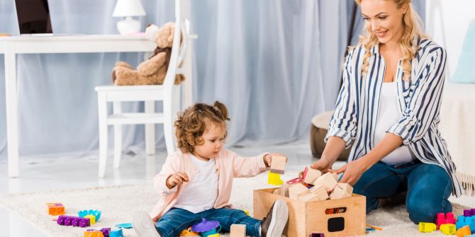 Kind, Mutter, Holzspielzeug, Plastikspielzeug