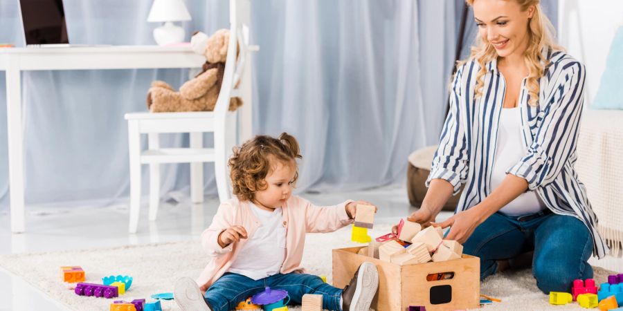 Kind, Mutter, Holzspielzeug, Plastikspielzeug