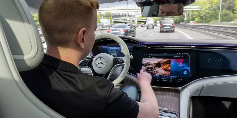 Fahrer Mercedes Screen Zeigefinger Cockpit