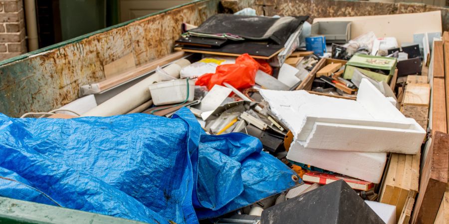 Wer eine grosse Entrümpelung plant, mietet sich idealerweise einen Müllcontainer.