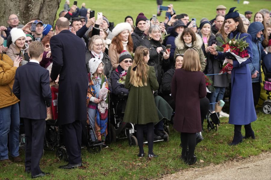 Prinz George, Prinzessin Charlotte und Mia Tindall sagen Schaulustigen hallo.