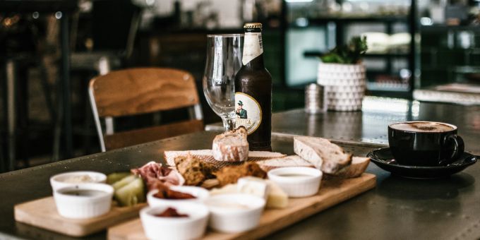Einer Filialleiterin eines Restaurants wurde überraschend ein Award verliehen. Cash for Kindness