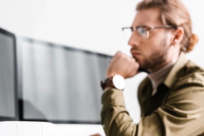 Web-Programmierer bei der Arbeit