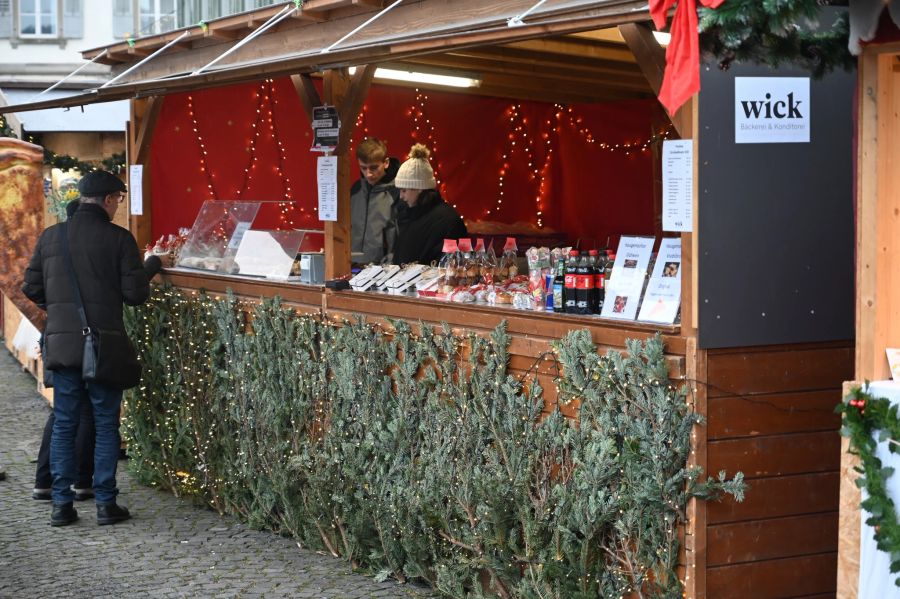 Weihnachtlich dekorierte Stände am Rapperswiler Seebecken.