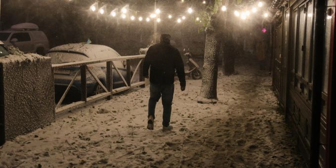 Ein Mann geht in einem starken Schneesturm durch die Sadovaya-Strasse. Meteorologen in Odessa gehen davon aus, dass der derzeitige Schneefall der stärkste der letzten fünf Jahre ist und das Ausmass des Schneesturms von 2009 übertroffen hat, als die Stadt völlig lahmgelegt war. Starker Schneefall in Odessa