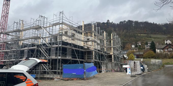 Kranführer wird von Stahlträger getroffen. Arbeitsunfall