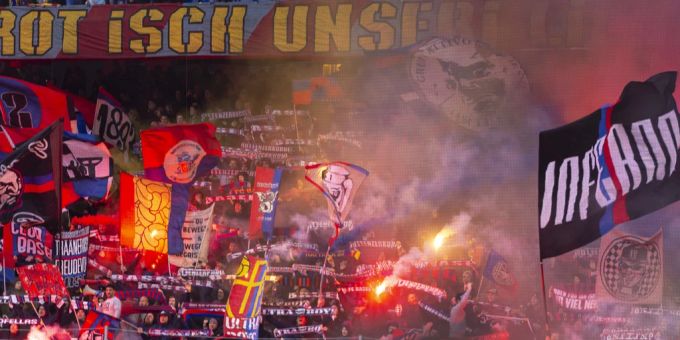 Die Basler Mannschaft wird von der Muttenzerkurve begrüsst. (Archivbild) Muttenzerkurve