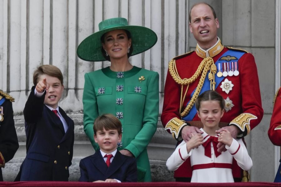 Das Thronfolger-Paar mit ihren Kindern George (links), Louis und Charlotte.