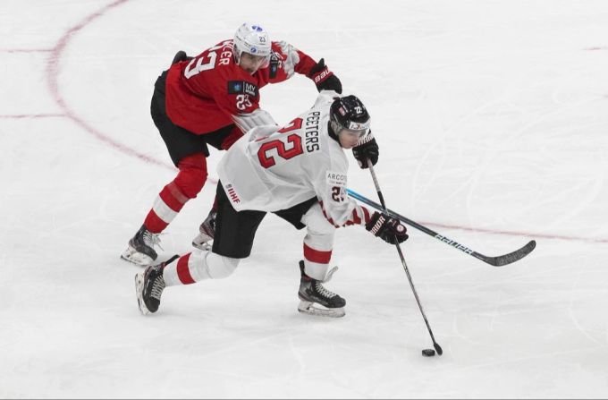 Das grosse Ziel von Cedric Fiedler (rotes Trikot) ist die NHL. nhl