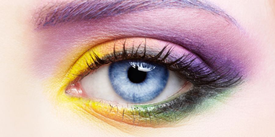 Komplementäre Lidschattenfarben können Ihre Augenfarbe besonders schön zur Geltung bringen oder das Gegenteil bewirken.