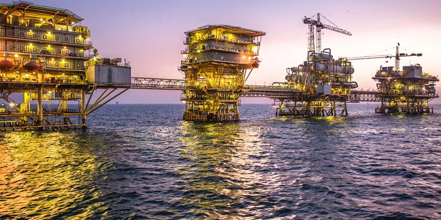 Eine Ölplattform von Saudi Aramco in Tanajib im persischen Golf. Die Ölfirma Saudi Aramco ist mit 2,7 Milliarden Tonnen CO2 pro Jahr der weltgrösste Treibhausgas-Emittent, gefolgt vom Kohleförderer Coal India. (Archivbild)