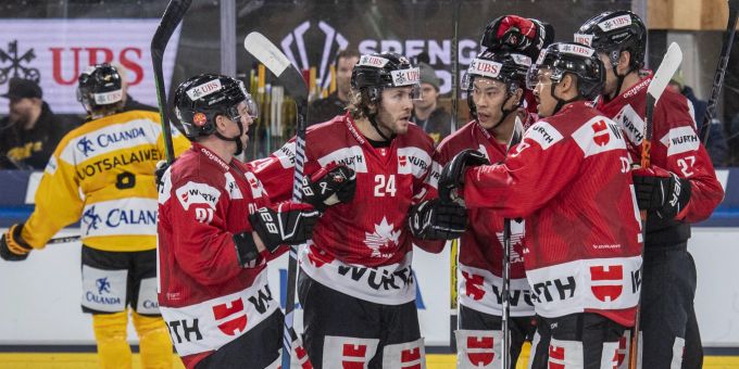 Die Kanadier jubeln über die frühe Führung im Viertelfinal gegen KalPa Kuopio am Spengler Cup 2023. Spengler Cup