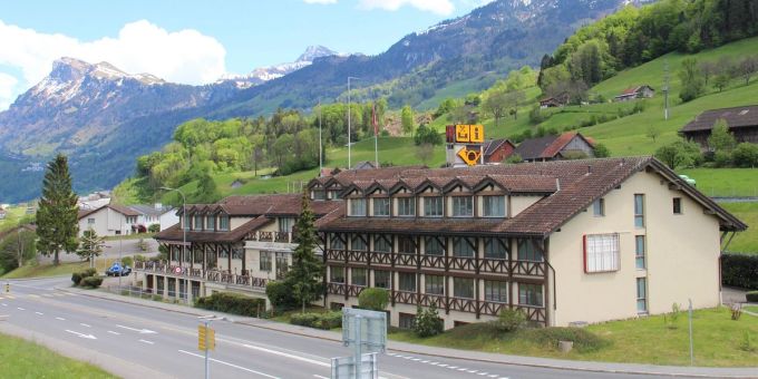 Das Hotel Postillon soll ab 2024 zur Flüchtlingsunterkunft werden. asylanten nidwalden hotel postillon