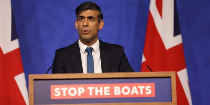Der Premierminister Grossbritanniens Rishi Sunak an einer Medienkonferenz nach dem Urteil des «Supreme Court». Auch in der Schweiz möchten Politiker abgewiesene Asylsuchende in ein Drittland ausschaffen. Sunak UK Asyl Drittland