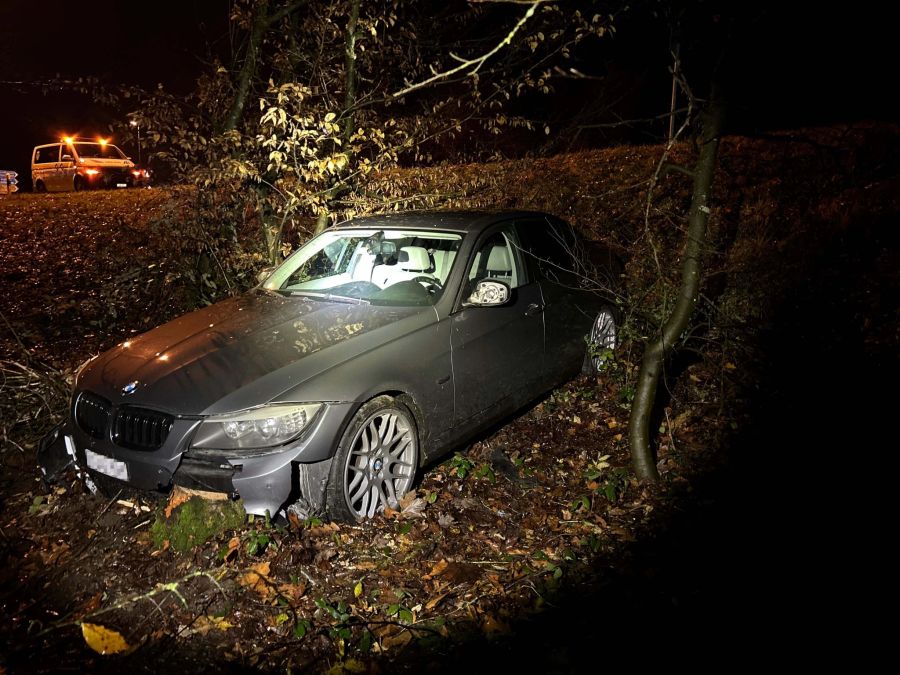 In Kaisten landete ein Autofahrer in einem Graben.