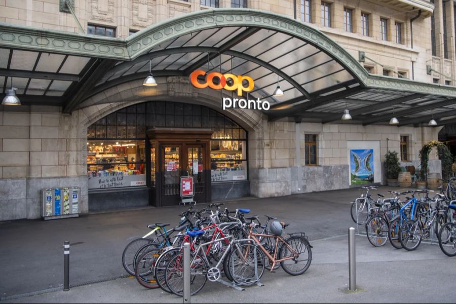 Coop-Pronto am Bahnhof in Lausanne. Die Läden in den Bahnhöfen werden immer teurer.