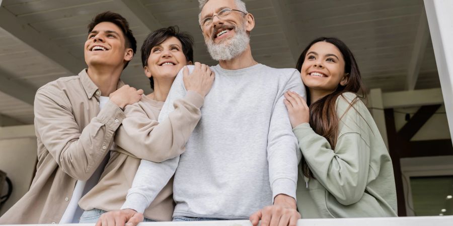 glückliche familie mit zwei kindern, weisse veranda, middle age, teenager