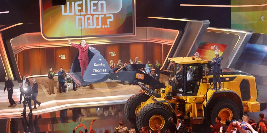 Moderator Thomas Gottschalk wird am Ende der ZDF-Show «Wetten, dass..?» in einer Baggerschaufel über die Bühne gefahren.