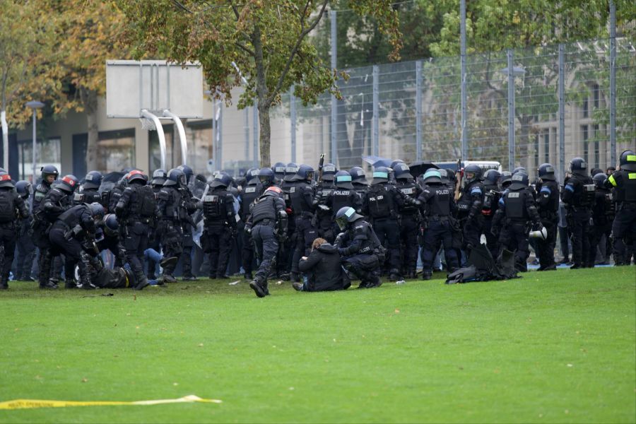 Polizeilicher Zugriff auf Anhenger der Bewegung Basel Nazifrei an einer Kundgebung in Basel, am Samstag, 21. Oktober 2023. Basel hatte fuer das ganze Wochenende ein Demonstrationsverbot verhaengt. (KEYSTONE/Georgios Kefalas)