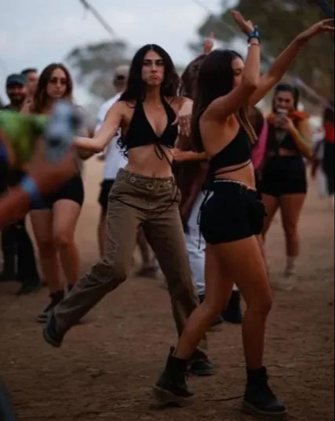 Bar Tomer (links mit Sonnenbrille) tanzte mit ihren Freundinnen, als im Hintergrund plötzlich Hamas mit Gleitschirmen auftauchen. Hamas