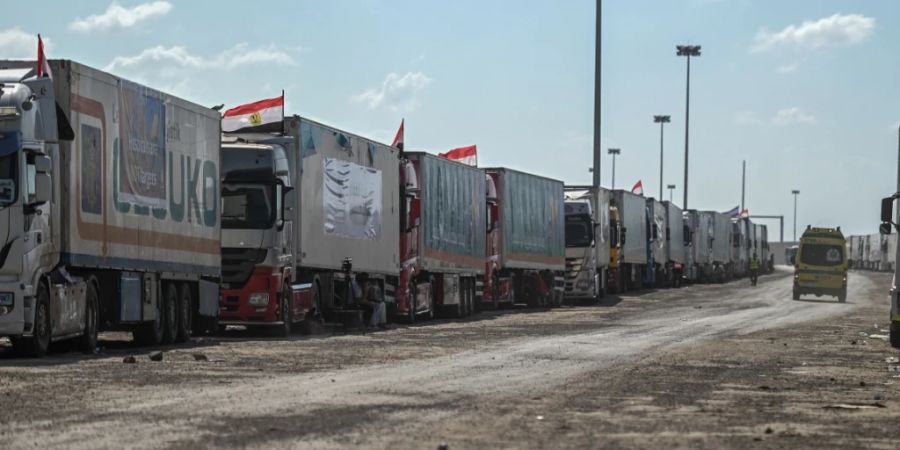 Ein mit Hilfsgütern beladener LKW-Konvoi am Grenzübergang Rafah zwischen Ägypten und dem Gazastreifen. Foto: Sayed Hassan/dpa