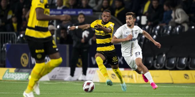 Meschack Elia (l.) von YB im Duell mit FCZ-Spieler Rodrigo Conceicao. yb