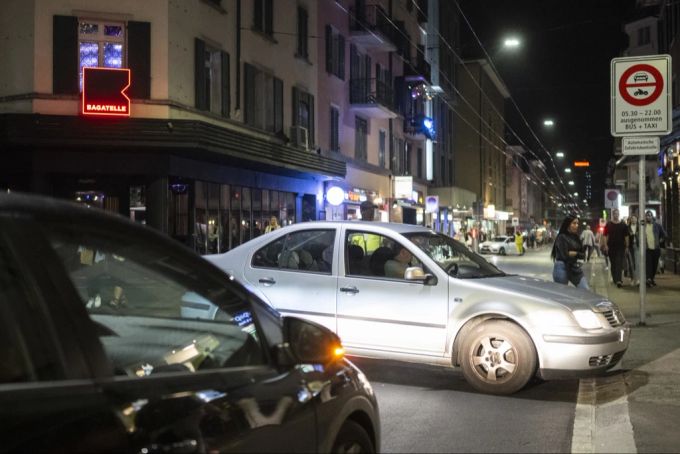 Seit anderthalb Wochen ist ein Teil der Langstrasse tagsüber autofrei. Autos auf Langstrasse