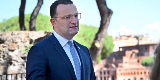 Bundesgesundheitsminister Jens Spahn (CDU) spricht am Rande des G20-Treffens der Gesundheitsminister mit Journalisten. Foto: Johannes Neudecker/ Bundesgesundheitsminister Jens Spahn (CDU) spricht am Rande des G20-Treffens der Gesundheitsminister mit Journalisten. Foto: Johannes Neudecker/