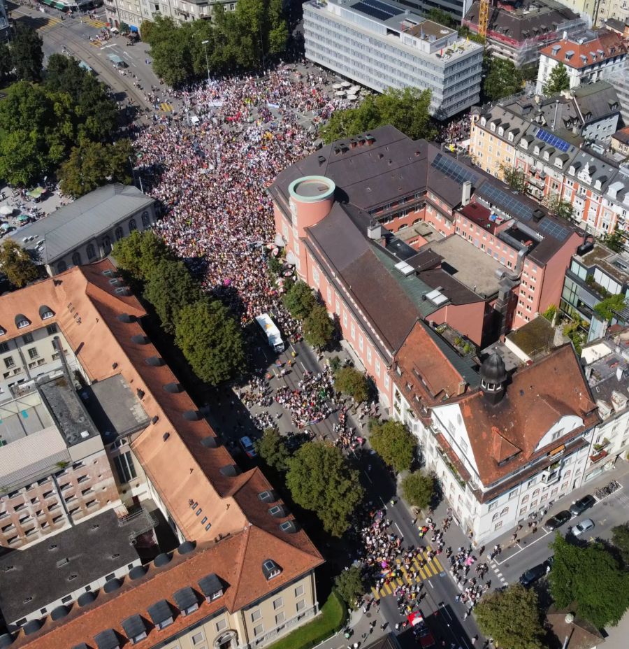 Zürich pulsiert an der heutigen Pride-Parade.