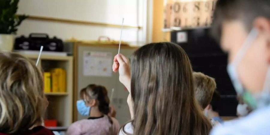Schüler in Berlin vor einem Schnelltest