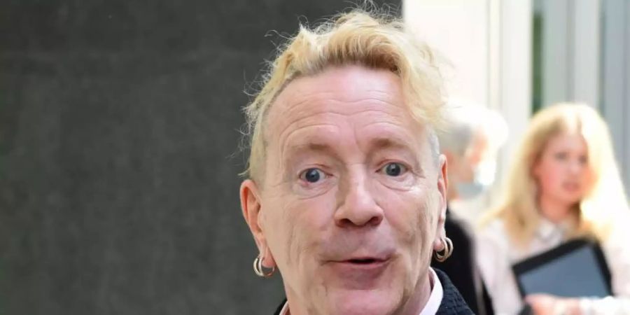 Frontmann John Lydon alias Johnny Rotten vor dem Gerichtsgebäude in London. Foto: Ian West/PA Wire/dpa