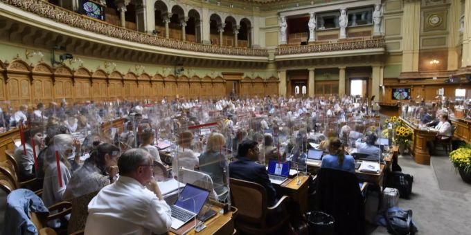 Parlamentarier debattieren während der Herbstsession der Eidgenössischen Räte in Bern. 99%-Initiative
