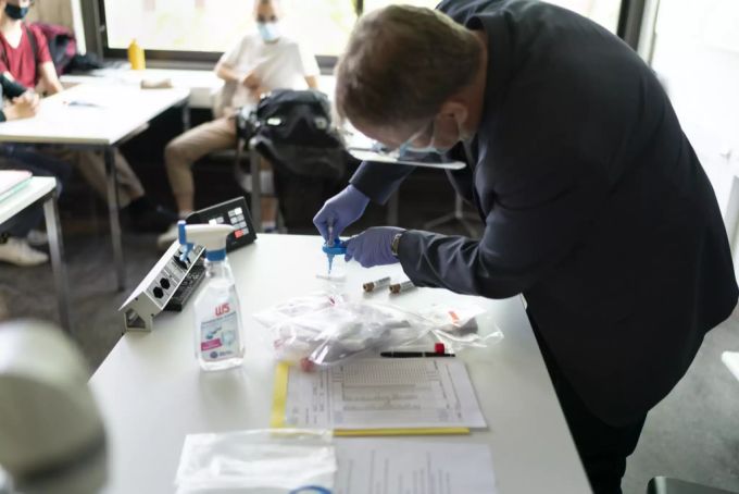 An einer Schule im Kanton Zürich werden einige Speichelproben einer Klasse «gepoolt», das heisst, in eine Probe zusammengeführt. Diese wird anschliessend auf das Coronavirus getestet. Pool Speicheltests Zürich Coronavirus