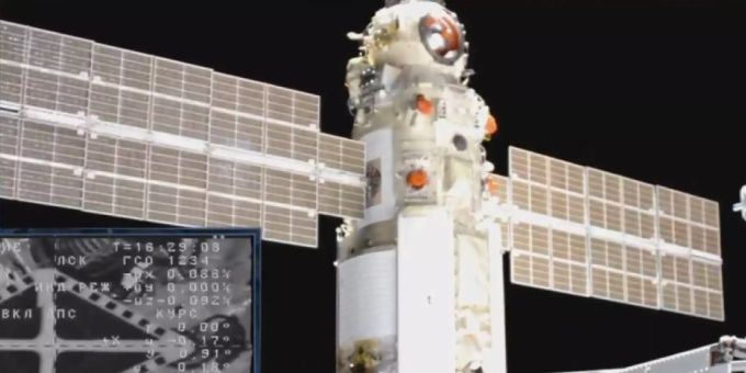 Das «Nauka»-Modul kurz bevor es an der ISS angedockt hatte. Einige Stunden später erfolgte an den Triebwerken des Moduls eine unbeabsichtigte Zündung, welche die ganze Raumstation ISS aus der Flugbahn warf. Es war das vorläufig letzte Kapitel einer langen Reihe von russischen Raumfahrt-Pannen. ISS