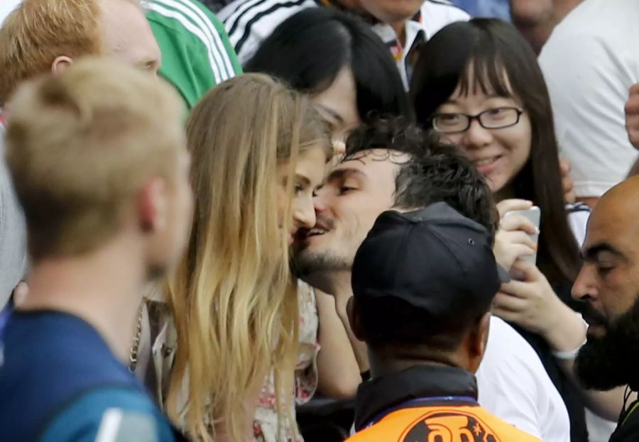 Mats Hummels küsst Cathy nach dem EM-Qualifikationsspiel gegen Frankreich 2016.