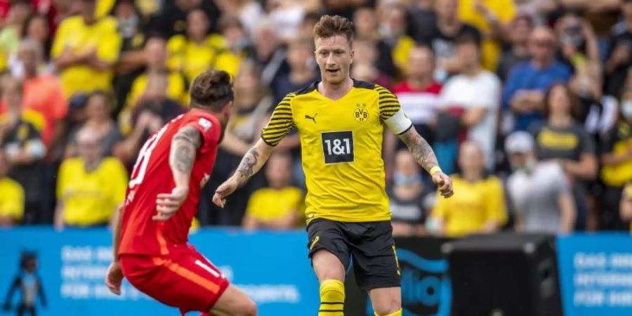 Für BVB-Kapitän Marco Reus ist der FC Bayern wieder der klarer Favorit auf die Meisterschaft. Foto: David Inderlied/dpa