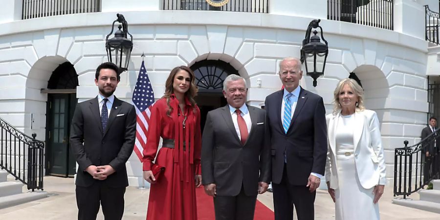 HANDOUT - Joe Biden, Präsident der USA, (2r) und seine Frau Jill Biden, First Lady der USA, empfangen  Abdullah II. (M), König von Jordanien, dessen Frau Königin Rania (2l) und Kronprinz Al Hussein (l). Foto: -/Royal Hashemite Court RHC/dpa - ACHTUNG: Nur zur redaktionellen Verwendung und nur mit vollständiger Nennung des vorstehenden Credits